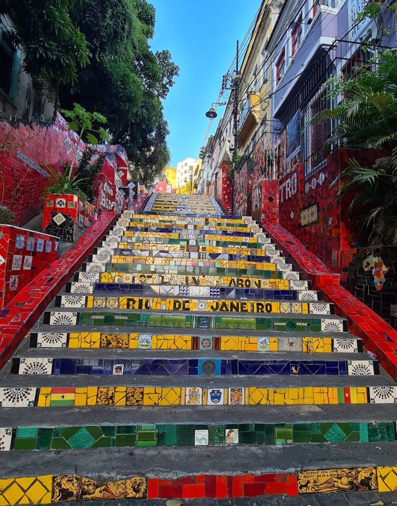 Вчера побывали на лестнице Селарона в Рио-де-Жанейро, а прямо сейчас уже летим в следующую страну, о которой скоро расскажу.